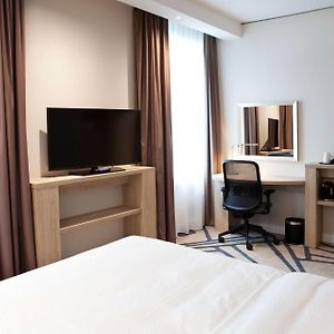 Camera adatta alle persone a mobilità ridotta con letto queen size